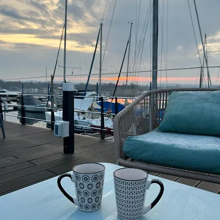 Houseboat Dormire Sull'acqua